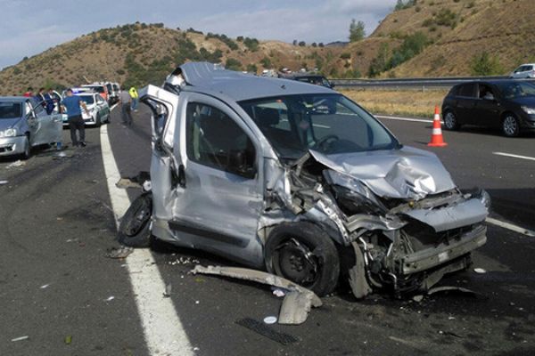 TEM'de zincirleme kaza: Ölü ve yaralılar var