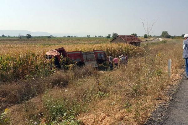 Denizli'de kamyonet kamyona arkadan çarptı: 2 ölü, 2 yaralı