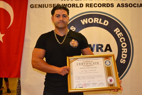 Dakikada 524 yumruk atarak dünya rekoru kırdı