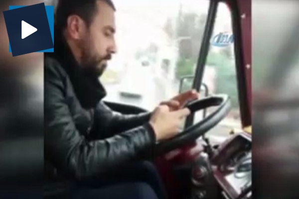 Şoför seyir halinde telefonla mesajlaştı
