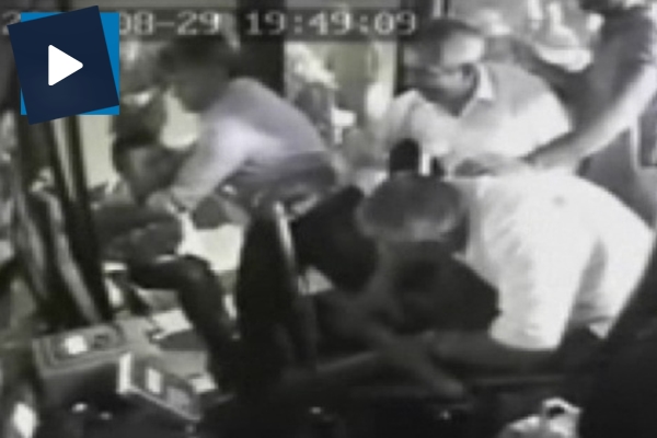 Halk otobüsünde bıçaklı kavga