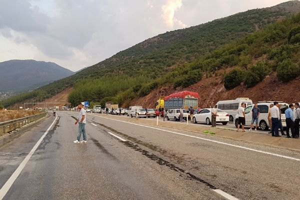 Sağanak yağış sel ve heyelana neden oldu