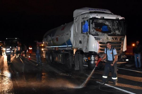 Amasya'da devrilen LPG tankeri yolu kapattı
