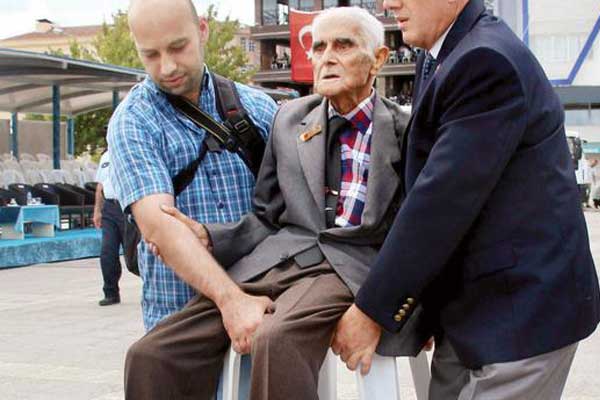 Kore gazisi törene sandalyeyle getirildi