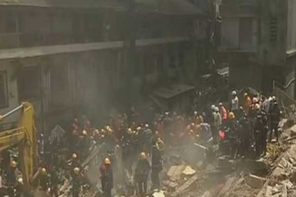 Hindistan'da bina çöktü