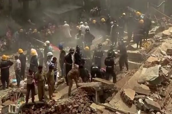 Hindistan'da bina çöktü: 3 kişi öldü