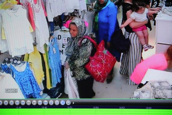 Manisa'da 1 dakikada 3 kıyafet çaldı