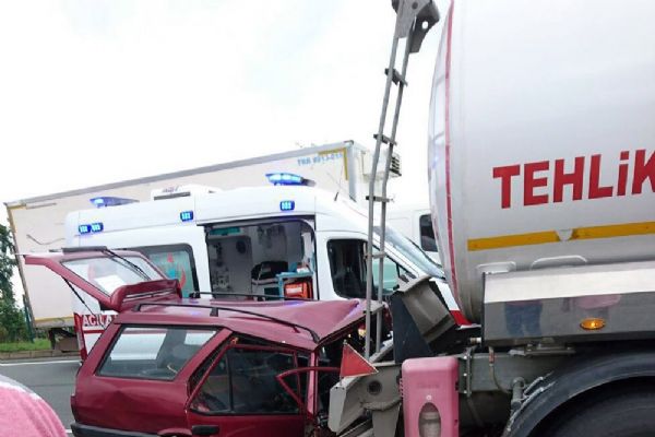 Trabzon'da otomobil tankere arkadan çarptı:2 ölü