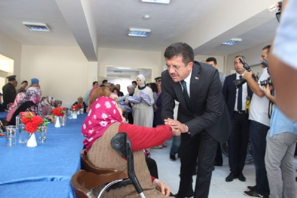 Bakan Nihat Zeybekci, yaşlılarla türkü söyledi