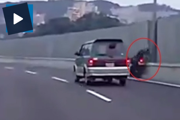 Motosiklet sürücüsü başını direğe böyle çarptı!