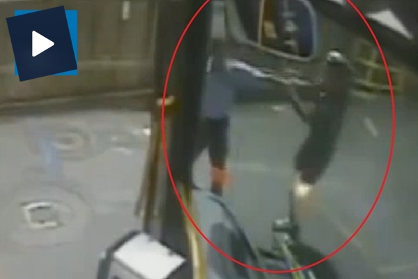 Bisikletli ile otobüs şoförü birbirine girdi