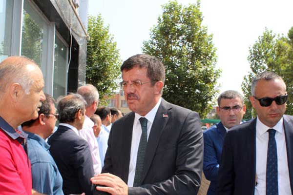 Bakan Zeybekci şehitliği ziyaret etti