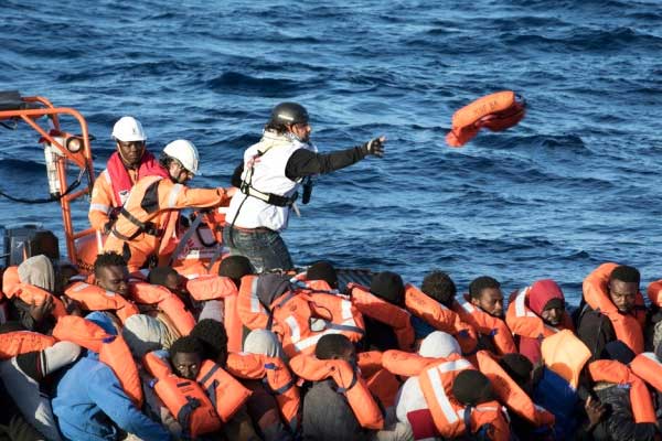 Tunus açıklarında göçmenleri taşıyan tekne battı