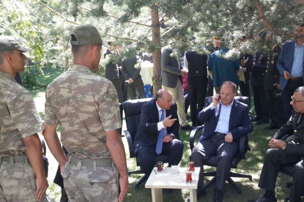 Başbakan Yardımcısı Recep Akdağ, askerlerle bayramlaştı