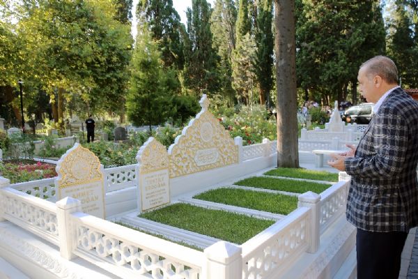 Cumhurbaşkanı Recep Tayyip Erdoğan anne ve babasının kabrini ziyaret etti