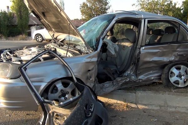 Konya'da iki otomobil çarpıştı: 8 yaralı