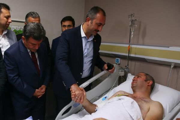 Bakan Abdulhamit Gül İzmir'deki patlamada yararlananları ziyaret etti