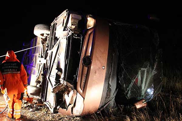 Sivas'ta yolcu otobüsü devrildi