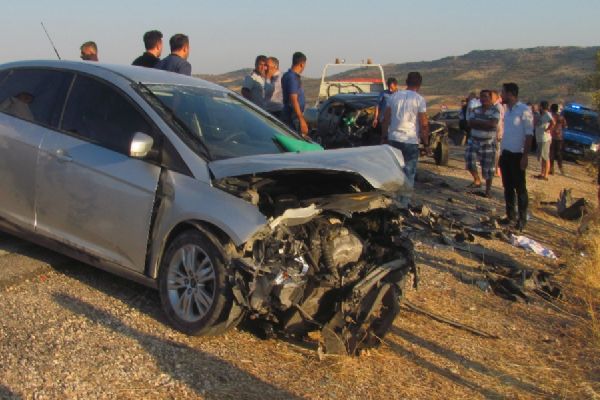 İki otomobil kafa kafaya çarpıştı: 1 ölü, 7 yaralı