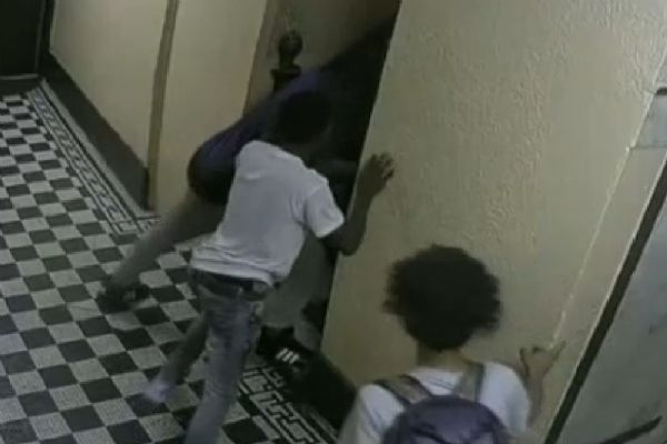 3 genç adamı böyle gasp etti