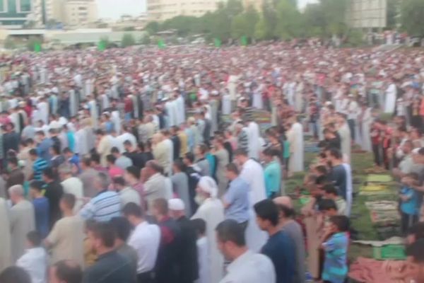 Gazze'de bayram namazına binler katıldı