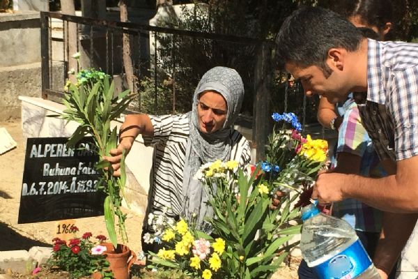 Alperen'in ailesinden bayramda hüzünlü mezar ziyareti