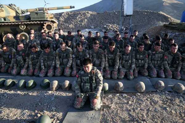 Mehmetçik bayramı 2 bin 900 metrede karşıladı