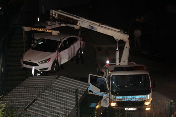 İzmit'te el frenini çekmeyi unuttu, otomobil bahçeye uçtu