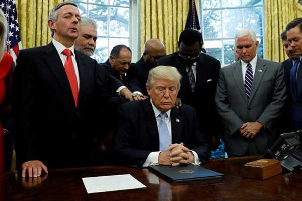 Trump hayatını kaybedenler için dua etti