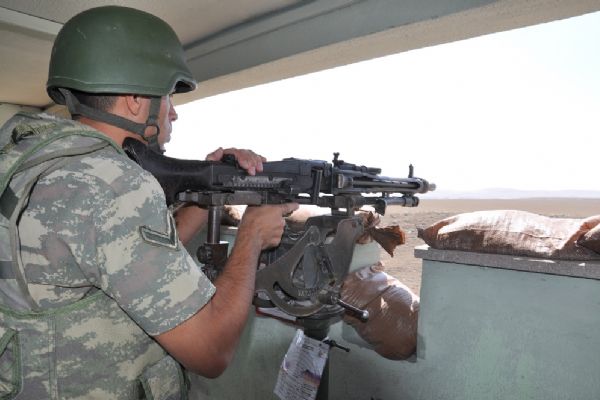 Mehmetçikler Kurban Bayramı'na eller tetikte, gözler sınırda girdi.