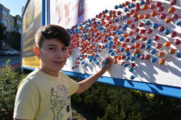 Bilecik'de şekerli reklam panoları çocukların yüzünü güldürdü