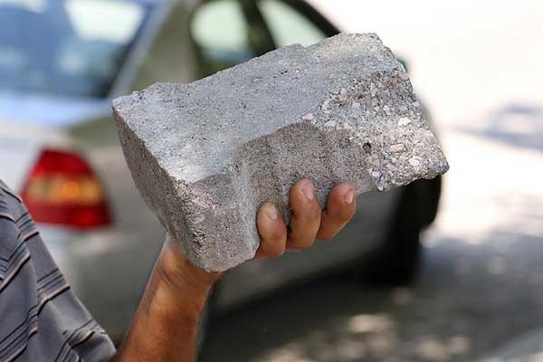 Parke taşlarıyla otobüse saldırdılar