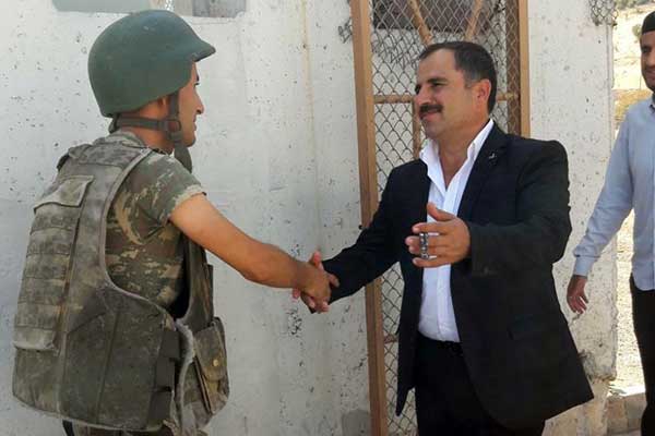 Köylüler Mehmetçiğe bayram ziyareti