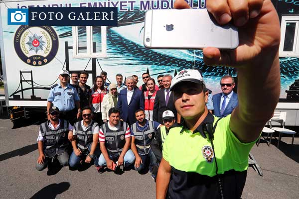 Yıldırım trafik polisleriyle bayramlaştı