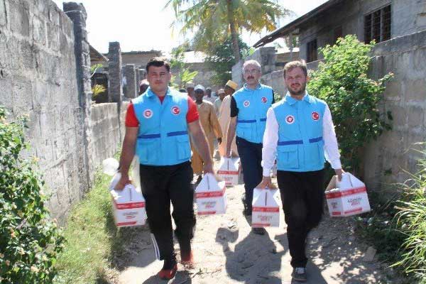 TDV ihtiyaç sahiplerine kurban eti dağıttı