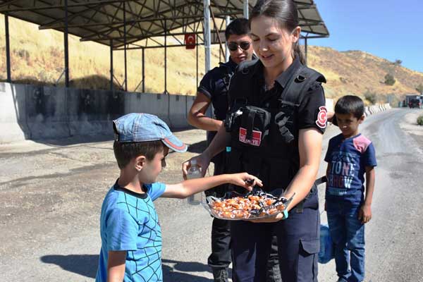Şırnak'ta polisler vatandaşın bayramını kutladı