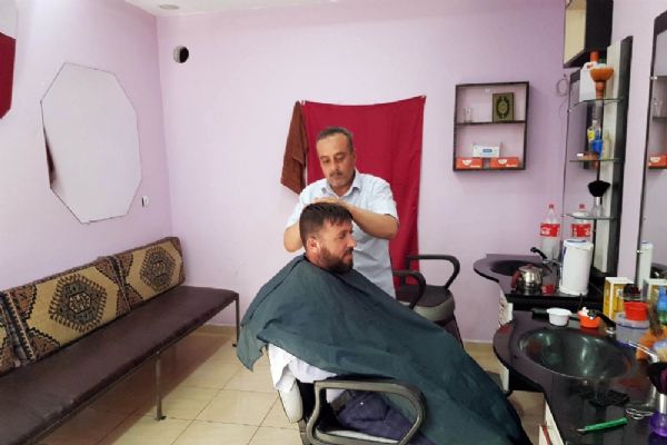 Esed'in zulmünden kaçan yüzbaşı, berberlik yapıyor