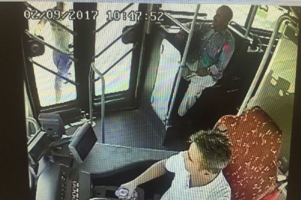 Durmayan otobüse parke taşlarıyla saldırdılar