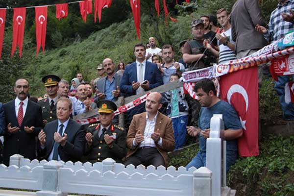 Bakan Soylu'dan şehit Eren'in kabrine ziyaret