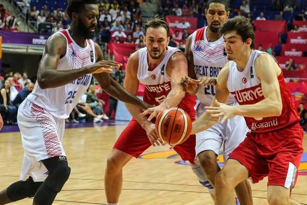 12 Dev Adam ilk galibiyetini aldı