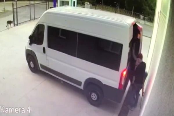 İstanbul'da hırsızlık çetesi soygunu bırakıp böyle kaçtı