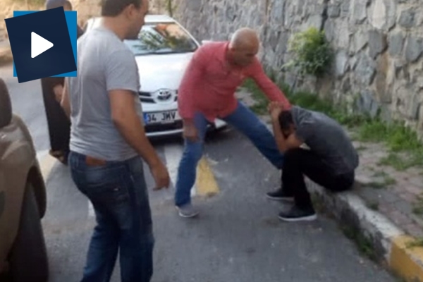 Kapkaççıyı önce dövüp sonra polise teslim ettiler!