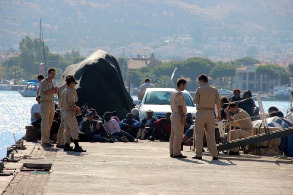 İzmir'de sahil güvenlik yakaladı: Tam 40 kişi!