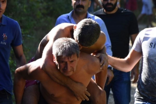 Sinop'ta polisler boğulmaktan kurtardıkları kişiyi ambulansa sırtlarında taşıdı