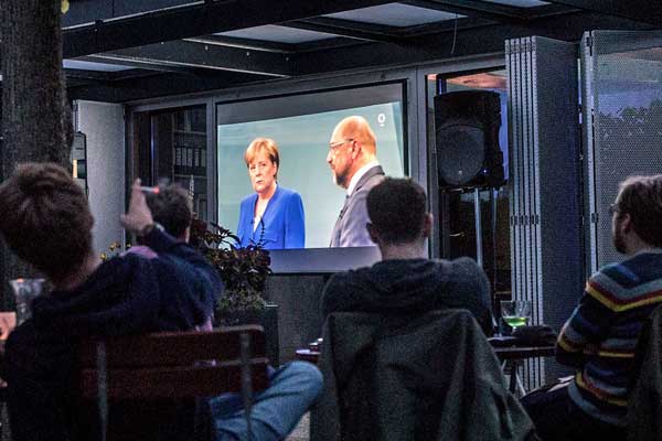 Türkiye'yi tehdit eden Merkel, Müslümanlara böyle göz kırptı