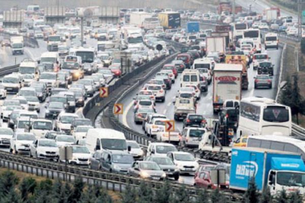 Bayram tatili dönüşü trafik yoğunluğu devam ediyor