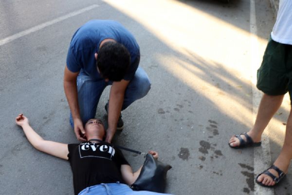 Adana'da genç kadına yoldan geçenler müdahale etti