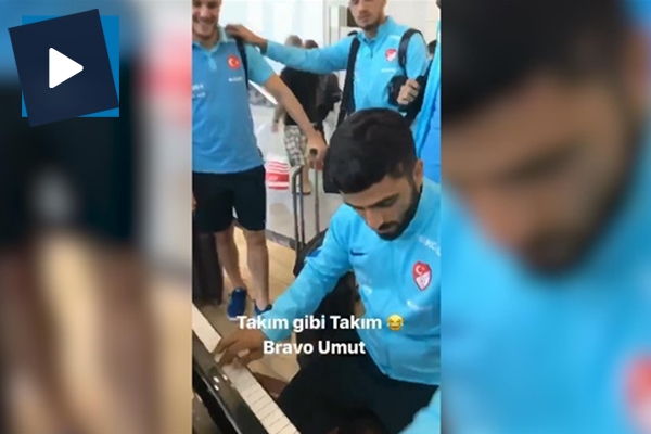 Milli futbolcudan piyano performansı