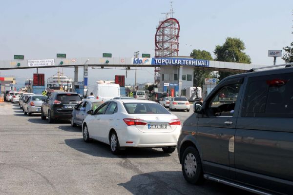 Feribot iskelesinde dönüş yoğunluğu devam ediyor