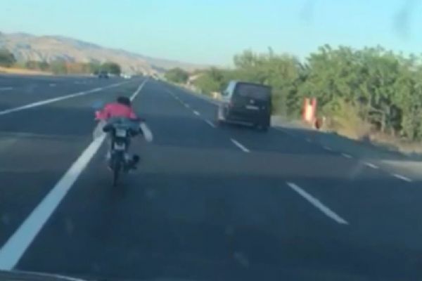 Bitlis-Bingöl karayolunda motosiklet sürücüsünün tehlikeli yolculuğu